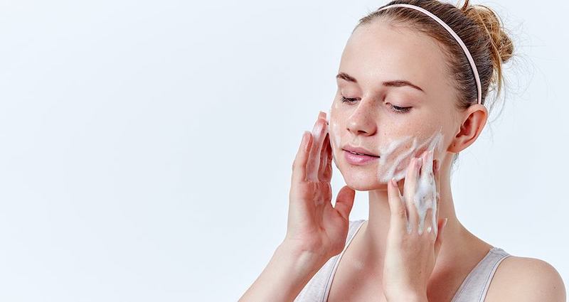Việc dùng sữa rửa mặt sẽ giúp da mặt bạn trở nên thông thoáng