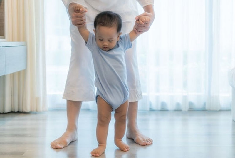 Việc bế địu hay tập cho bé đi sớm thì không liên quan đến tình trạng chân vòng kiềng của bé