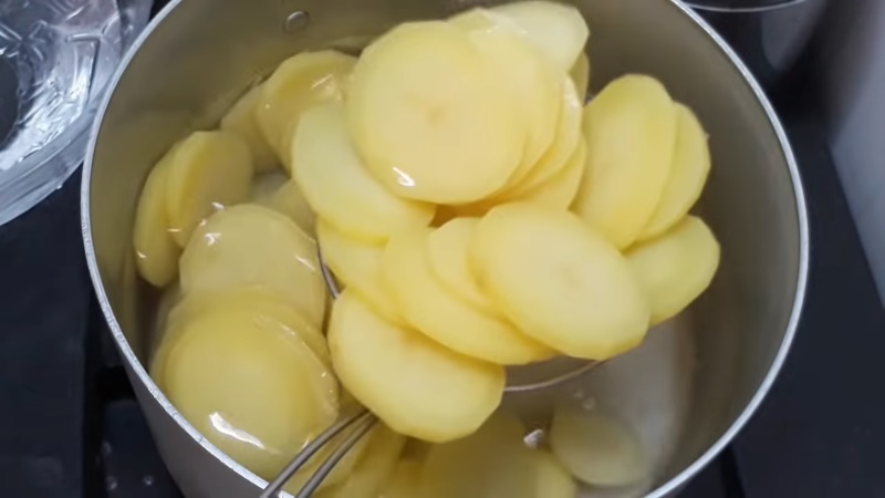 Luộc sơ khoai tây