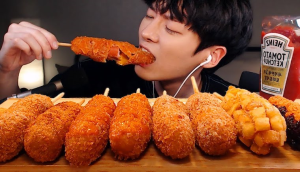 Mukbang ASMR là gì? Vì sao giới trẻ lại nghiện xem video Mukbang đến như thế?