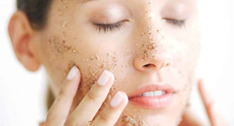 mùa hè nóng bức da tiết dầu nhiều chỉ cần làm sạch da nên không cần tẩy da chết