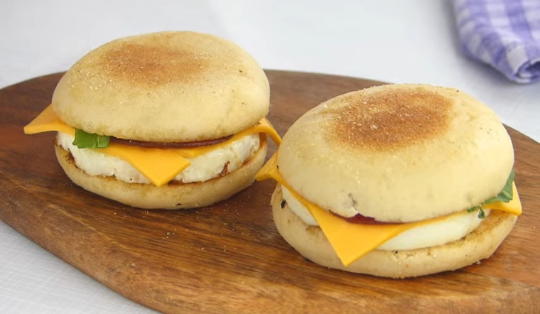 Cách làm bánh hamburger trứng đơn giản để ăn sáng