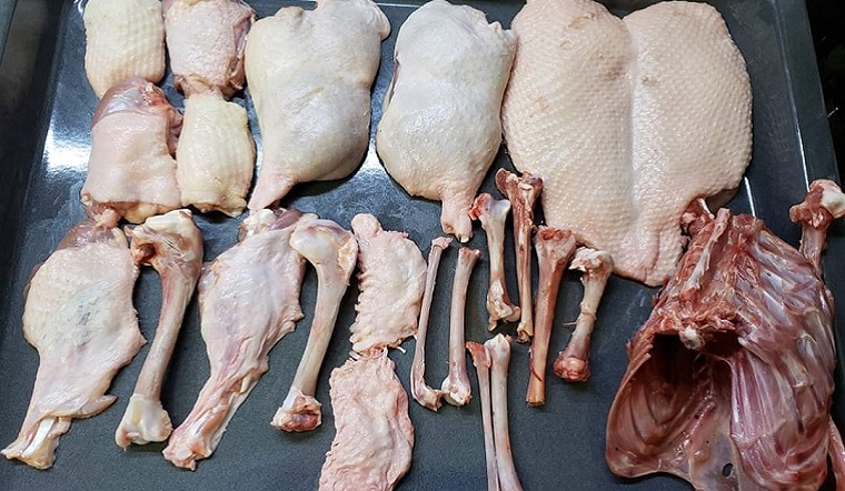 Cô gái chia sẻ cách lọc xương vịt nguyên con đơn giản, nhanh chóng