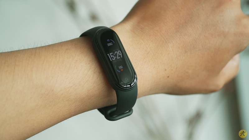 Vòng đeo tay thông minh Mi Band 5 đang mở bán tại Trung Tâm Bảo Hành với giá dưới 1 triệu đồng, vậy nó có đáng mua không?