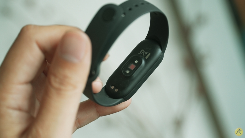 Vòng đeo tay thông minh Mi Band 5 đang mở bán tại Thế Giới Di Động với giá dưới 1 triệu đồng, vậy nó có đáng mua không?