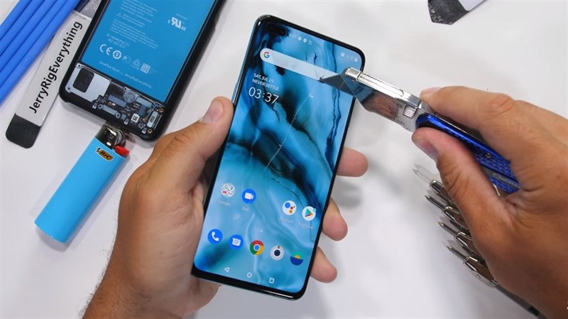 Thử nghiệm cào xước, bẻ cong, nung nóng màn hình của smartphone 5G dùng chip Snapdragon 765G, giá tốt OnePlus Nord 