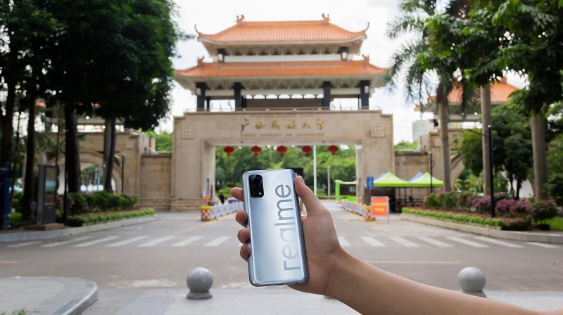 Chưa ra mắt nhưng Realme V5 5G đang thu hút giới trẻ với loạt ảnh trên tay cực ấn tượng, tại nhiều trường đại học Trung Quốc