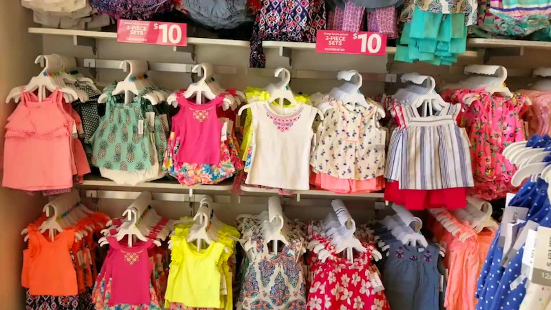 Bạn không nên chọn mua các sản phẩm có màu sắc quá sặc sỡ