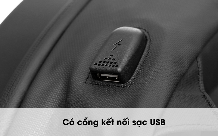 Cổng sạc tiện ích được gắn ngoài balo