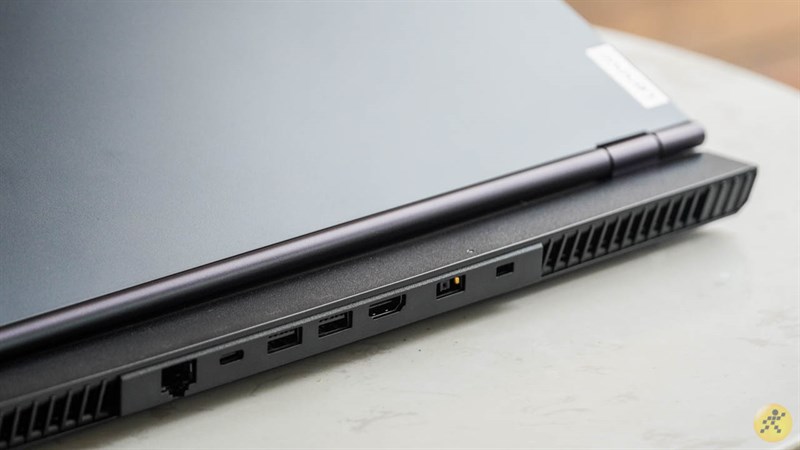 cạnh sau của Lenovo Legion 5