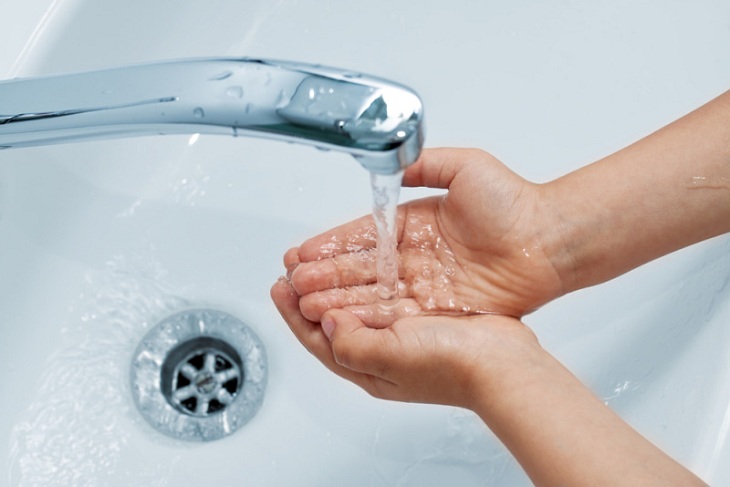 Rửa tay thật sạch trước khi pha sữa
