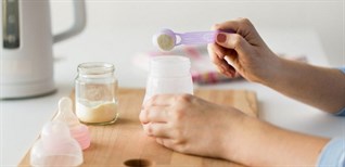Hướng dẫn pha sữa cho trẻ sơ sinh đúng cách, giúp bé hấp thụ trọn vẹn chất dinh dưỡng