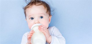 Làm sao khi bé không chịu bú bình? Kinh nghiệm tập cho trẻ bú bình “dễ như trở bàn tay”