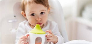 Nên làm gì khi bé không chịu dùng bình tập uống? Thử ngay 10 mẹo sau đây