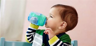 Khi nào cho bé dùng bình tập uống? Bí quyết giúp trẻ chuyển đổi sang bình tập uống dễ dàng