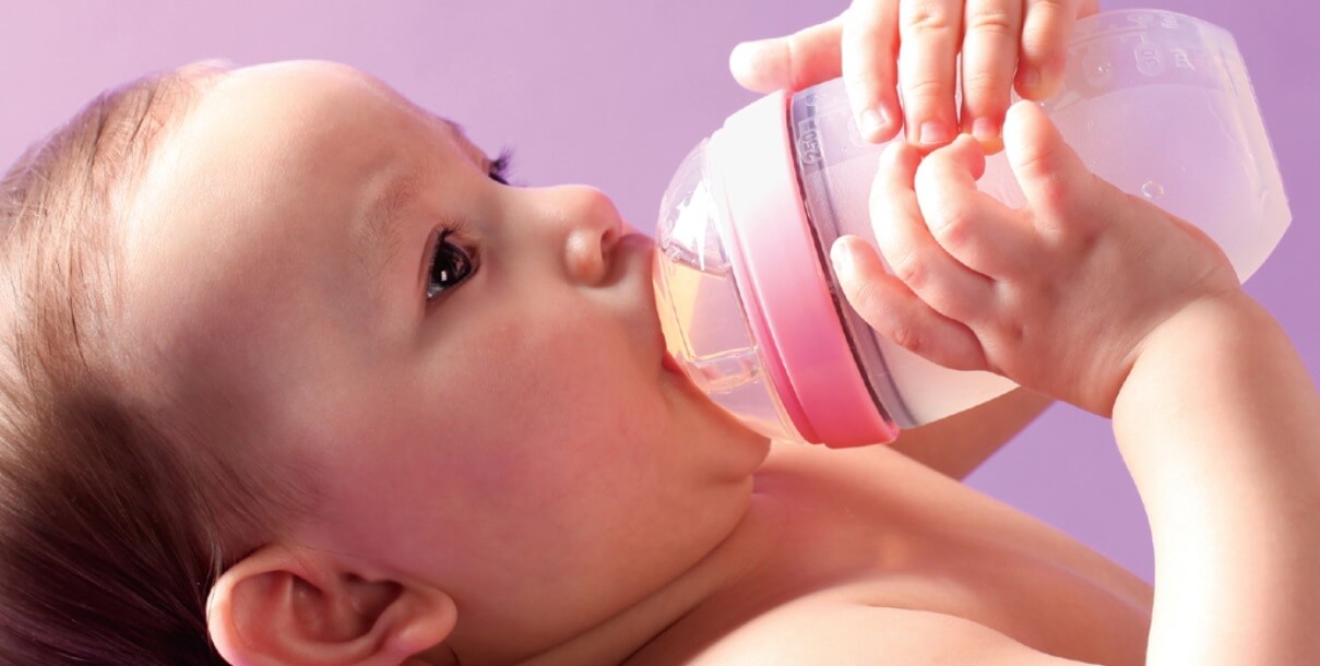 Không để bé mang bình tập uống chứa nước hoa quả, sữa đi ngủ 