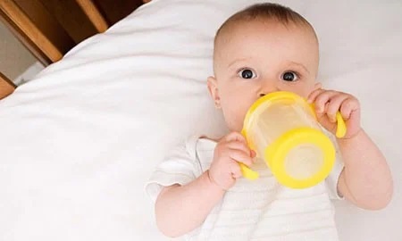 Không để bé mang bình tập uống chứa nước hoa quả, sữa đi ngủ 