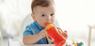 Lưu ý khi sử dụng bình tập uống cho bé: Nên và không nên làm gì?