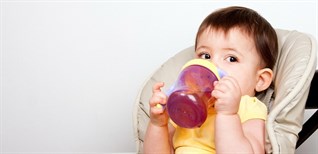 Hướng dẫn cách chọn bình tập uống để đảm bảo an toàn cho bé