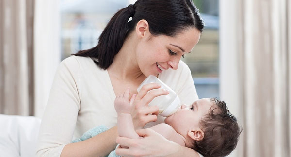 Trẻ bị ọc sữa, nôn trớ, nguyên nhân và cách khắc phục