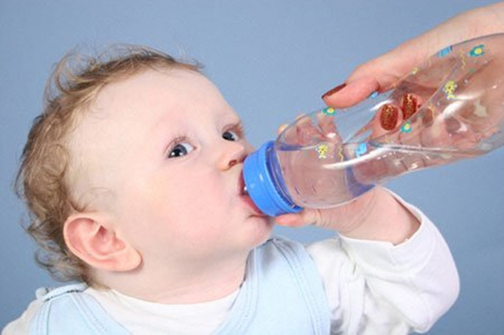 Tại sao không nhất thiết phải cho trẻ dưới 6 tháng tuổi uống nước?