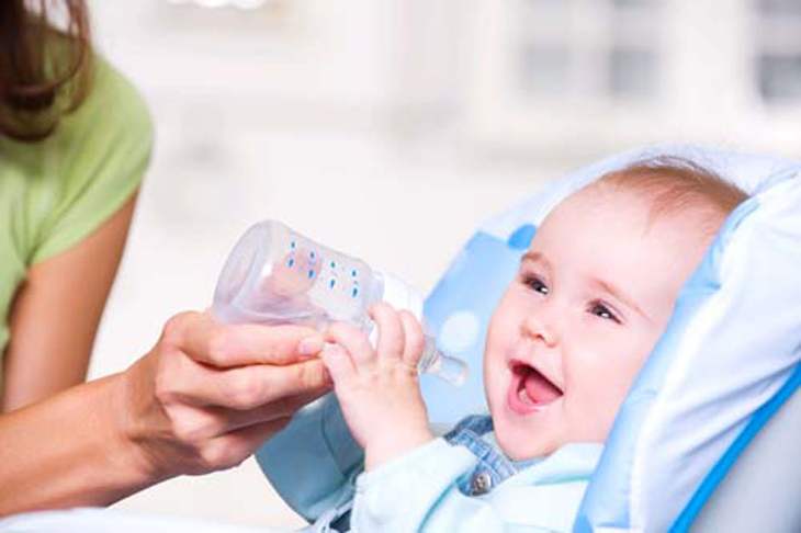 Tại sao không cần cho trẻ sơ sinh dưới 6 tháng tuổi uống nước?