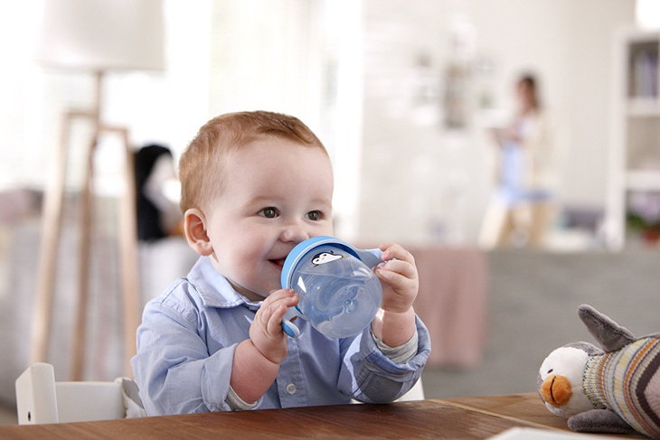 Tại sao không cần cho trẻ sơ sinh dưới 6 tháng tuổi uống nước?