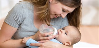 Trẻ sơ sinh có được uống nước không? Tại sao không cần cho trẻ sơ sinh dưới 6 tháng tuổi uống nước?