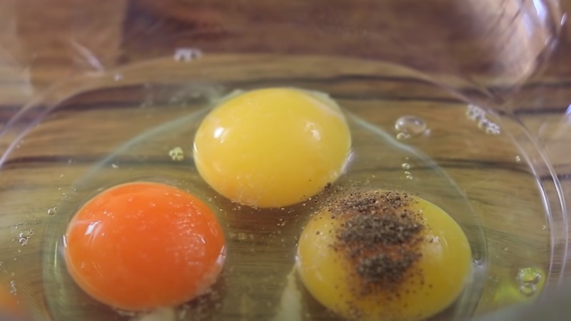 Nêm gia vị vào trứng