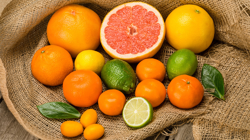 Quả hồng, quả cam và các loại trái cây nhiều vitamin C