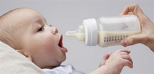 Hướng dẫn các bước cho bé bú bình chi tiết các mẹ nhất định phải ghi nhớ