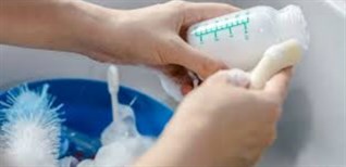 5 cách vệ sinh và tiệt trùng bình tập uống nhanh chóng, hiệu quả