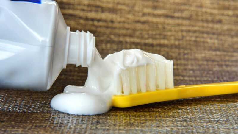 Kem đánh răng không chỉ để đánh răng mà còn trị thâm quầng rất hiệu quả