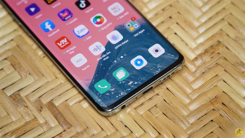 Màn hình Reno4 Pro được vát cong sang 2 bên Màn hình Reno4 Pro được vát cong sang 2 bên