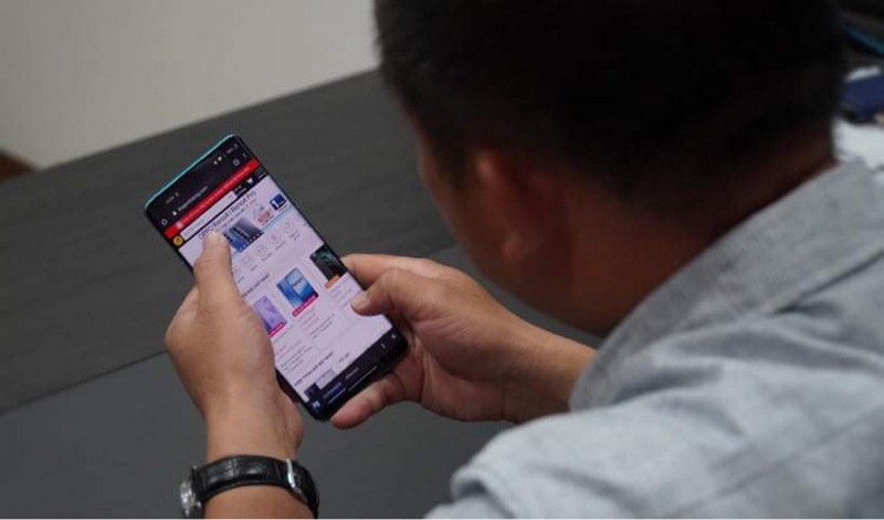 CEO Thế Giới Di Động bất ngờ chia sẻ loạt ảnh đang cầm trên tay một smartphone OnePlus bí ẩn, sắp được bán ra tại Việt Nam rồi sao?