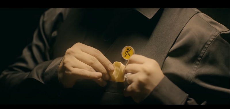 Khoảng giây thứ 8 có thể thấy được rõ ràng logo Thế Giới Di Động và bộ suit tông vàng đen