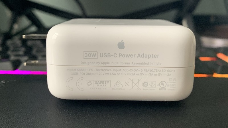 Apple tung phiên bản mới của bộ sạc 30W USB-C Power Adapter với giá hơn 1 triệu đồng nhưng những thay đổi bên trong chưa rõ ràng