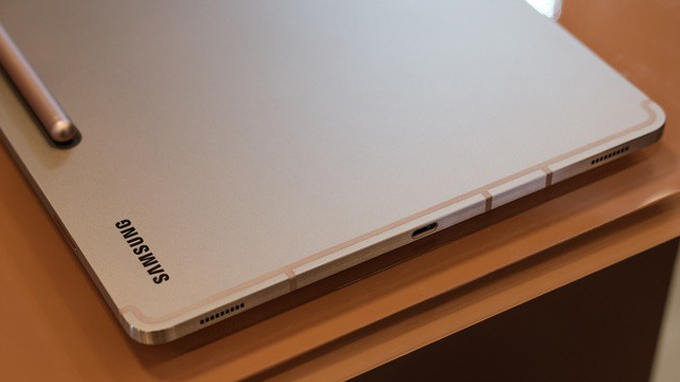 Mặt dưới của Galaxy Tab S7+ với cổng Type C và không có sự hiện diện của jack 3.5mm Mặt dưới của Galaxy Tab S7+ với cổng Type C và không có sự hiện diện của jack 3.5mm