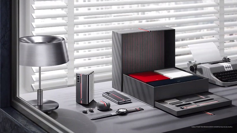 Combo Galaxy Z Fold 2, Galaxy Buds Live và Galaxy Watch 3 Thom Browne Edition