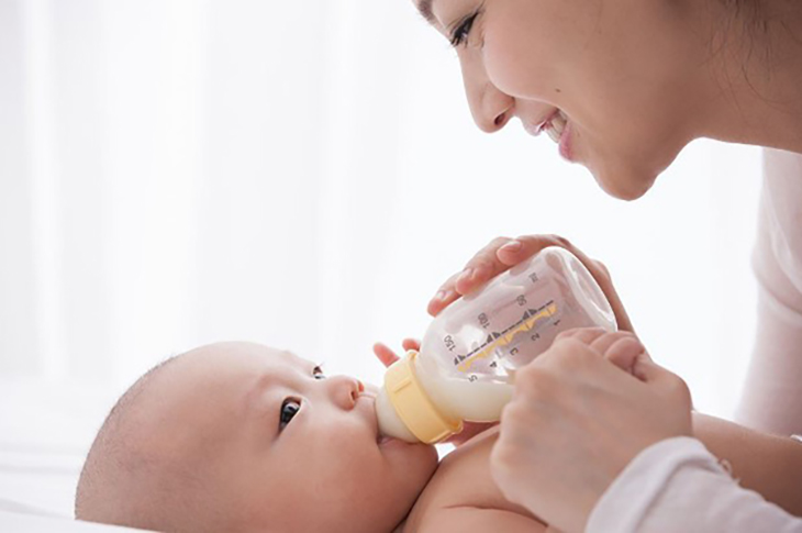 Trẻ sơ sinh chỉ nên chọn núm ti có ghi SS hoặc S trên bao bì để tránh bị sặc sữa