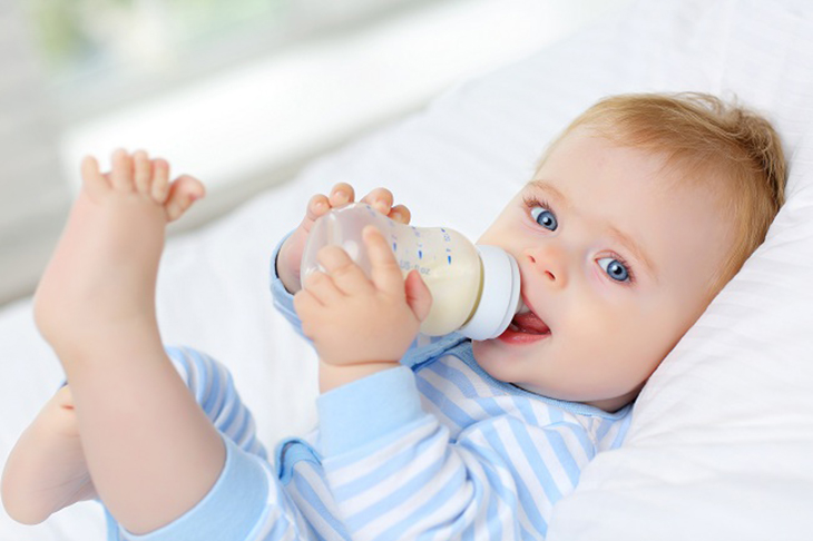Lựa chọn bình sữa có sử dụng núm ti size L hoặc LL dành cho trẻ 9 tháng tuổi trở lên sẽ phù hợp