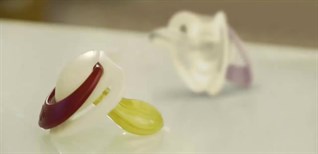 So sánh núm ti giả cao su và núm ti silicone. Nên dùng loại nào?