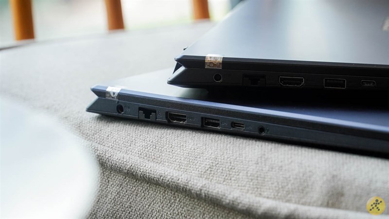Cạnh trái của bộ đôi ASUS VivoBook F571GT