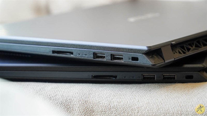 Cạnh phải của bộ đôi ASUS VivoBook F571GT