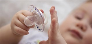 10 lưu ý cho trẻ dùng ti giả đúng cách, an toàn mẹ cần biết