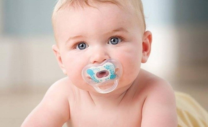 Nếu chọn núm vú cho bé được 2 tuổi, nên chọn loại núm vú có hình dạng phẳng để tránh làm hỏng hình dáng răng của tré