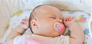 Lợi và hại khi cho trẻ ngậm ti giả mẹ cần lưu ý