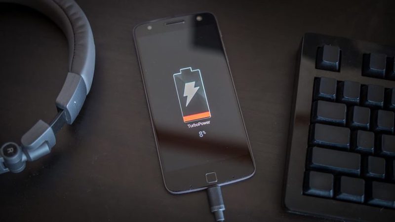 Điện thoại của bạn sạc chậm có thể đến từ lý do có nhiều bụi nằm trong lỗ cắm sạc