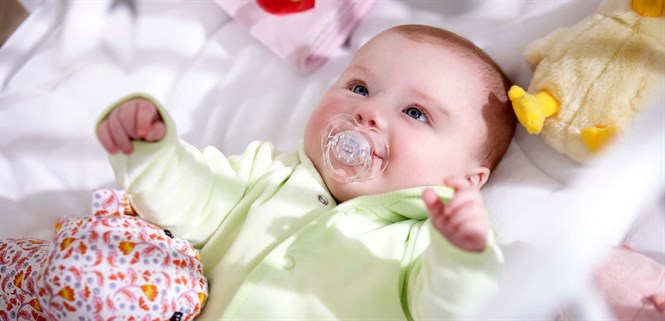 Khi nào nên cho trẻ ngậm ti giả? Những nguyên tắc mẹ cần lưu ý