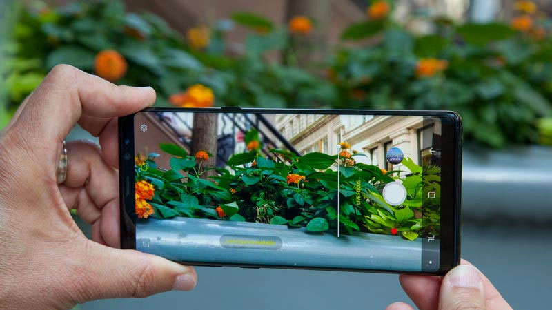 Màu sắc hiển thị rực rỡ sống động trên màn hình Sunlight Super AMOLED
